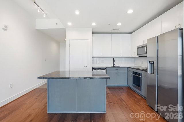 333 W Trade Street 2005, Charlotte, NC 28202