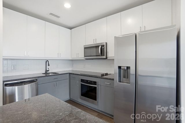 333 W Trade Street 2005, Charlotte, NC 28202