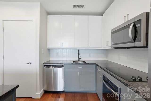 333 W Trade Street 2005, Charlotte, NC 28202