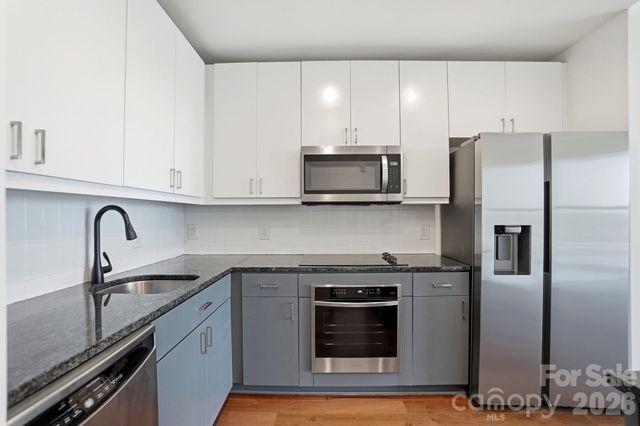 333 W Trade Street 2005, Charlotte, NC 28202