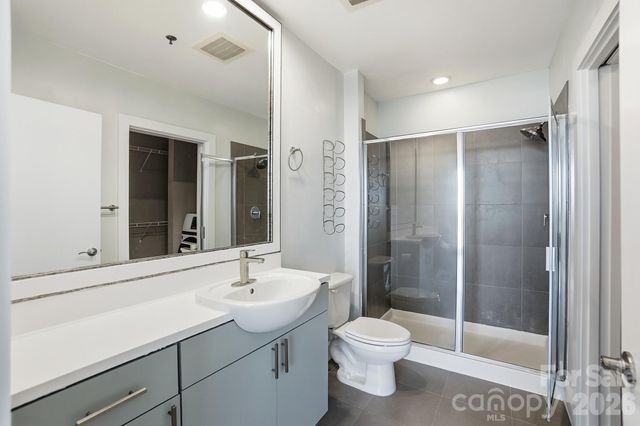 333 W Trade Street 2005, Charlotte, NC 28202