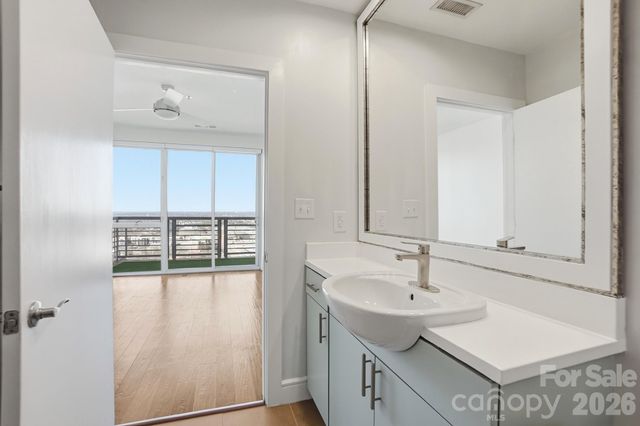 333 W Trade Street 2005, Charlotte, NC 28202