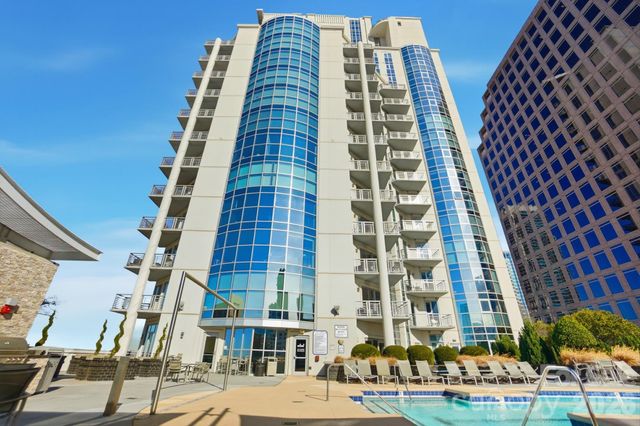 333 W Trade Street 2005, Charlotte, NC 28202