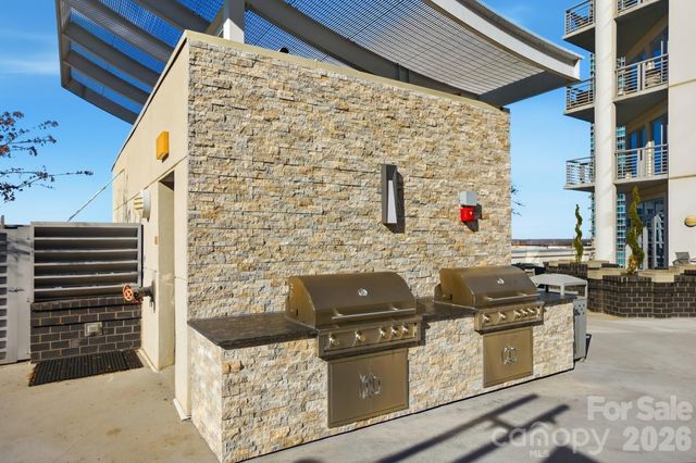 333 W Trade Street 2005, Charlotte, NC 28202