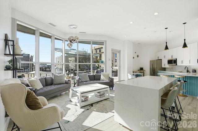 333 W Trade Street 2005, Charlotte, NC 28202