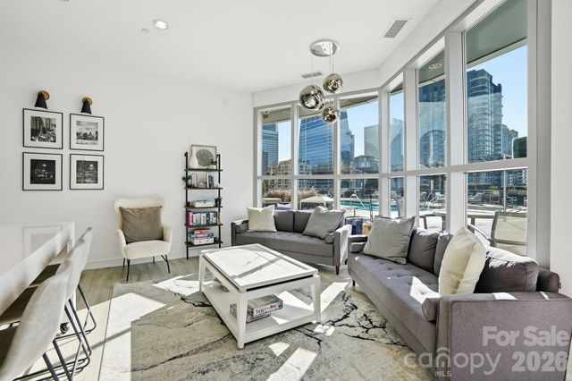 333 W Trade Street 2005, Charlotte, NC 28202