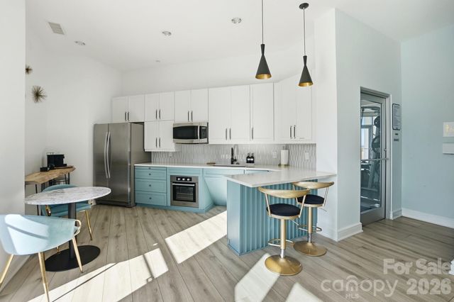 333 W Trade Street 2005, Charlotte, NC 28202