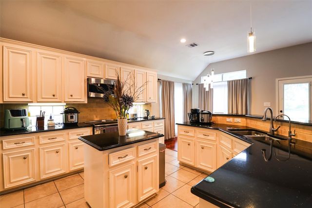 34 Crestview Trail, Houston, TX 77082