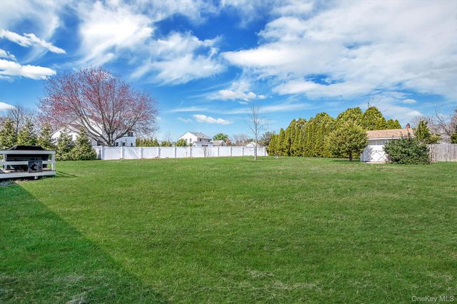 84 Crystal Drive, Aquebogue, NY 11931