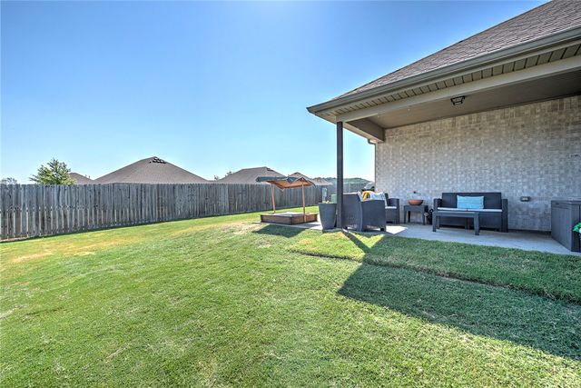 4590 W Croft Drive, Fayetteville, AR 72704