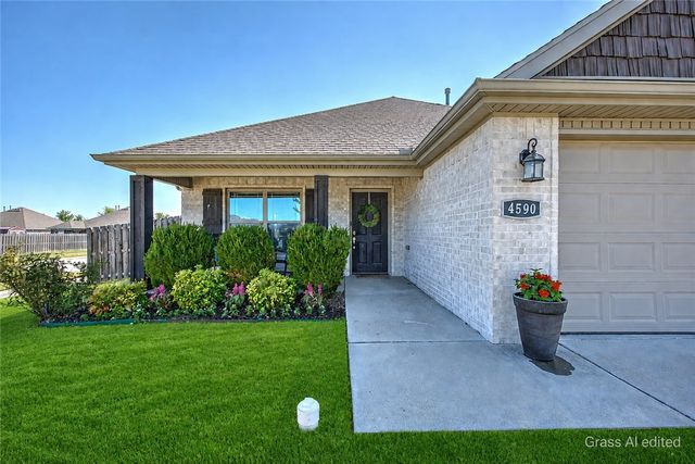 4590 W Croft Drive, Fayetteville, AR 72704
