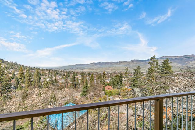 211 Glenview Drive, Ashland, OR 97520