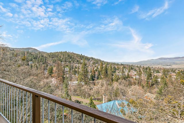 211 Glenview Drive, Ashland, OR 97520