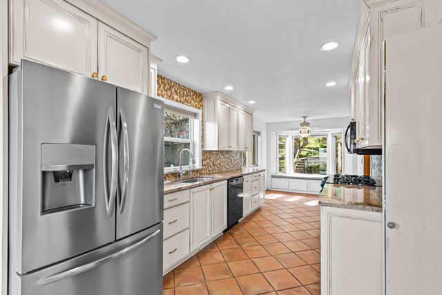 211 Glenview Drive, Ashland, OR 97520