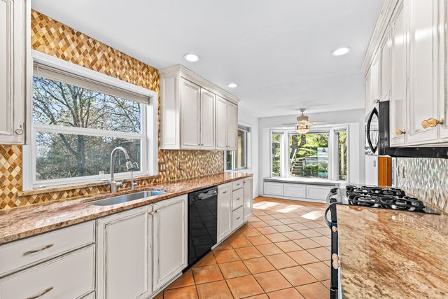 211 Glenview Drive, Ashland, OR 97520