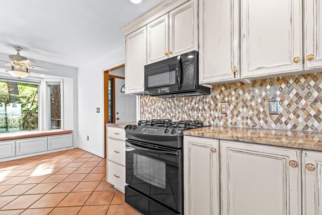 211 Glenview Drive, Ashland, OR 97520