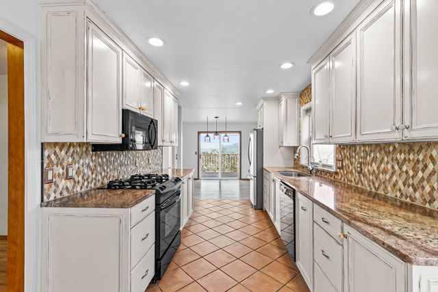 211 Glenview Drive, Ashland, OR 97520