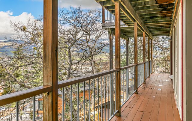 211 Glenview Drive, Ashland, OR 97520