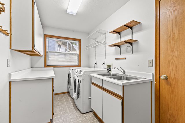 211 Glenview Drive, Ashland, OR 97520