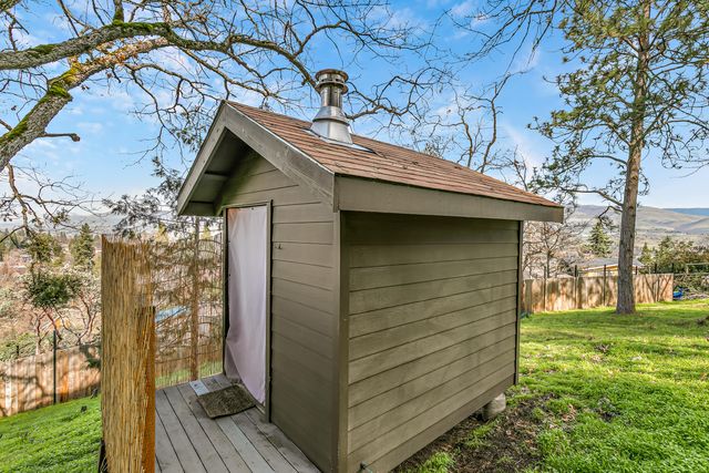 211 Glenview Drive, Ashland, OR 97520