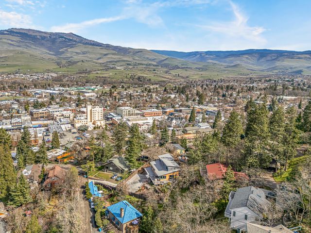 211 Glenview Drive, Ashland, OR 97520