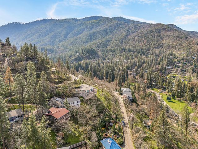 211 Glenview Drive, Ashland, OR 97520