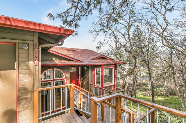 211 Glenview Drive, Ashland, OR 97520