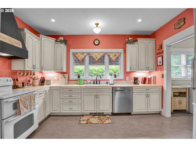 2123 15TH Ave, Forest Grove, OR 97116