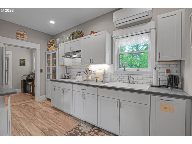 2123 15TH Ave, Forest Grove, OR 97116