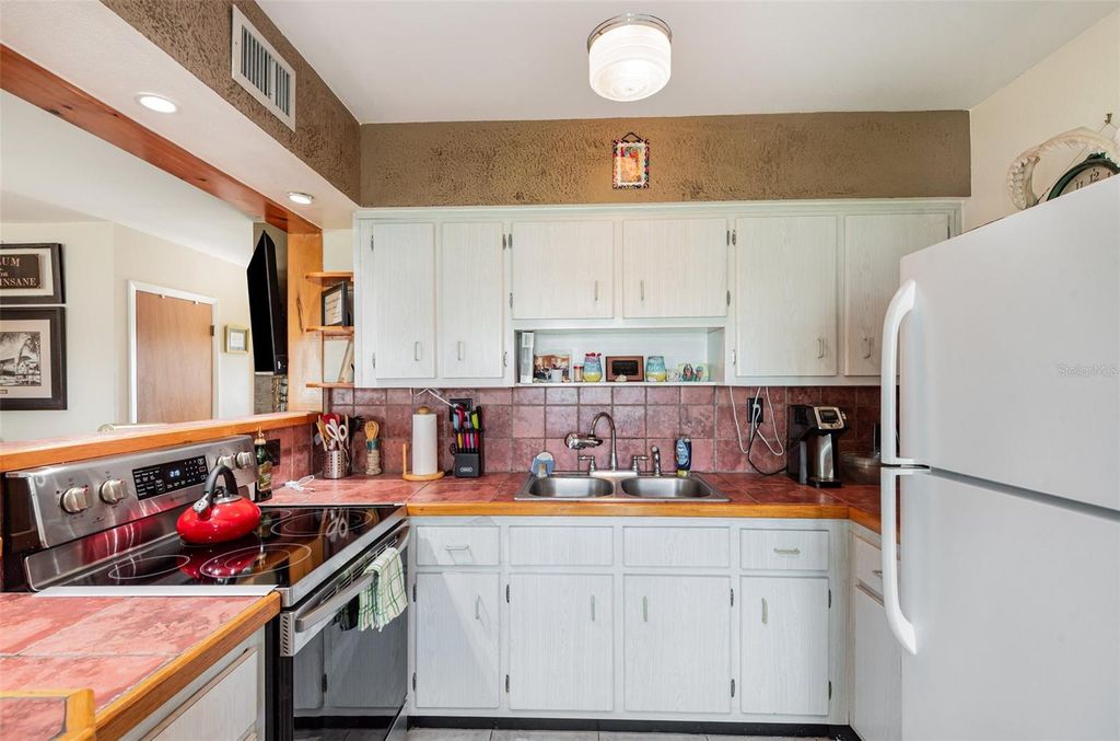 Image 9 of property listing at 335 N CAUSEWAY D22, New Smyrna Beach, FL 32169