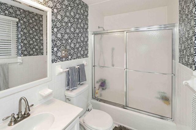 1070 BLUE ROCK LN, Blue Bell, PA 19422