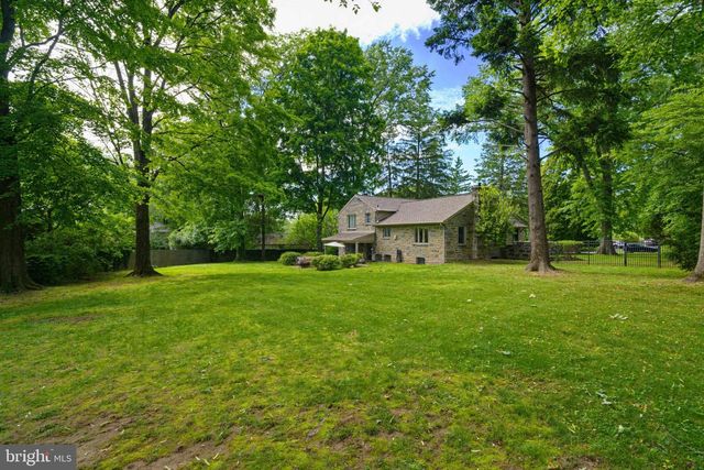 1070 BLUE ROCK LN, Blue Bell, PA 19422