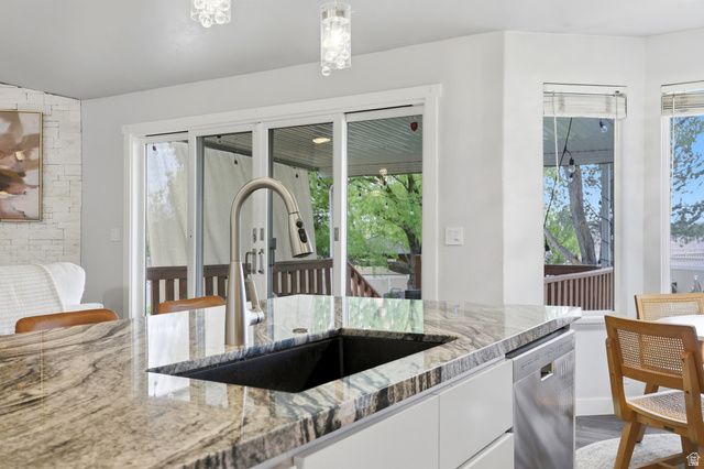 10218 S SANDY WILLOWS CV, Sandy, UT 84070