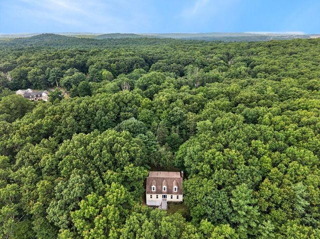 81 Moon Hill Rd, Northbridge, MA 01534