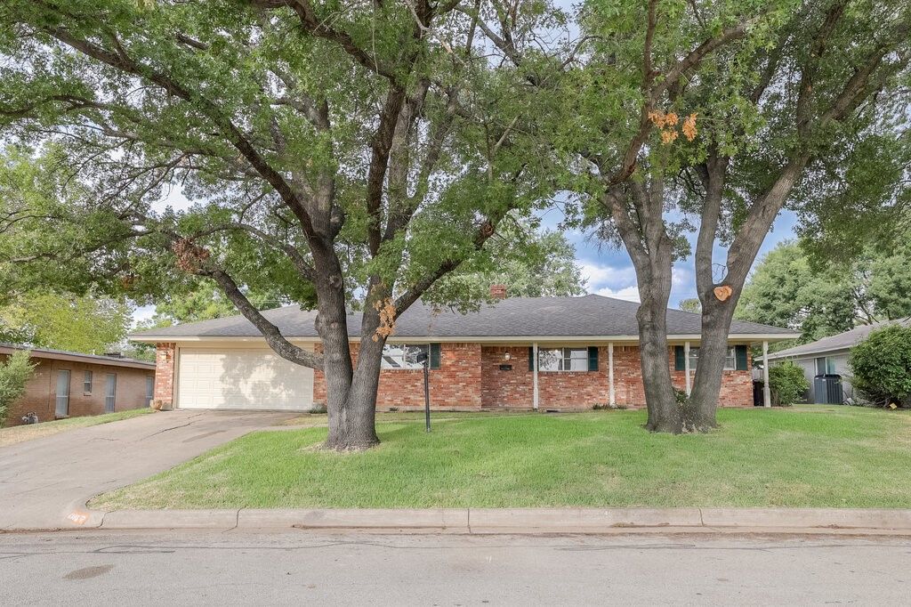 6805 Valhalla Road, Fort Worth, TX 76116 — exterior