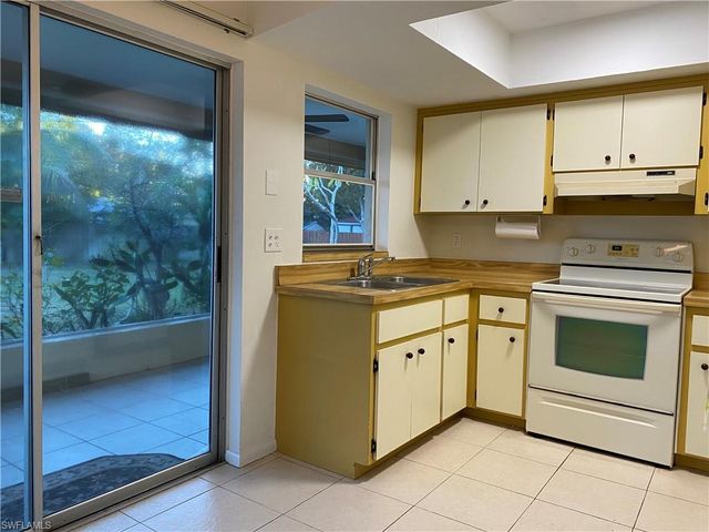 668 98th AVE N, Naples, FL 34108