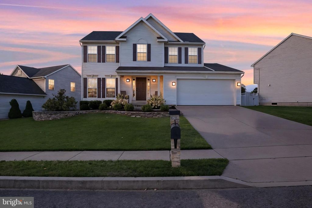 115 HUNTER CREEK DR, York, PA 17406