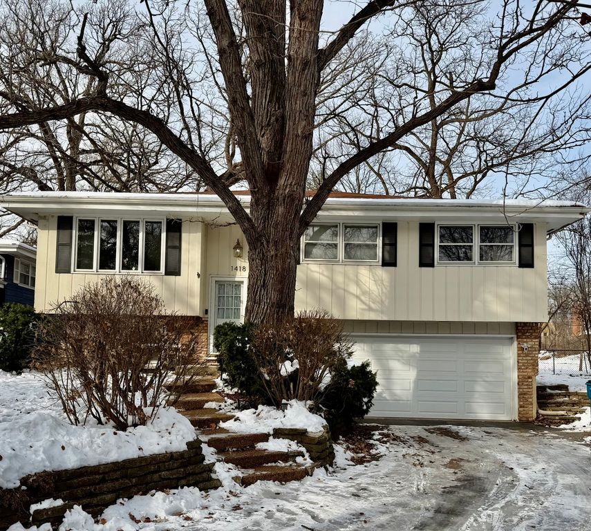 Image 1 of property listing at 1418 Thornwood Drive, Downers Grove, IL 60516