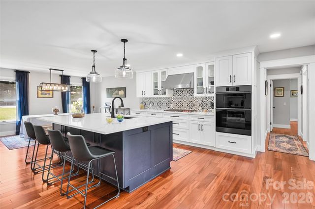 507 Fenwick Court, Hendersonville, NC 28739