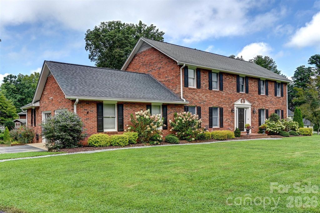507 Fenwick Court, Hendersonville, NC 28739