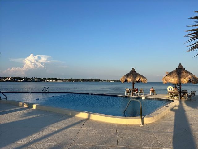 7200 SUNSHINE SKYWAY LANE S 15F, St Petersburg, FL 33711