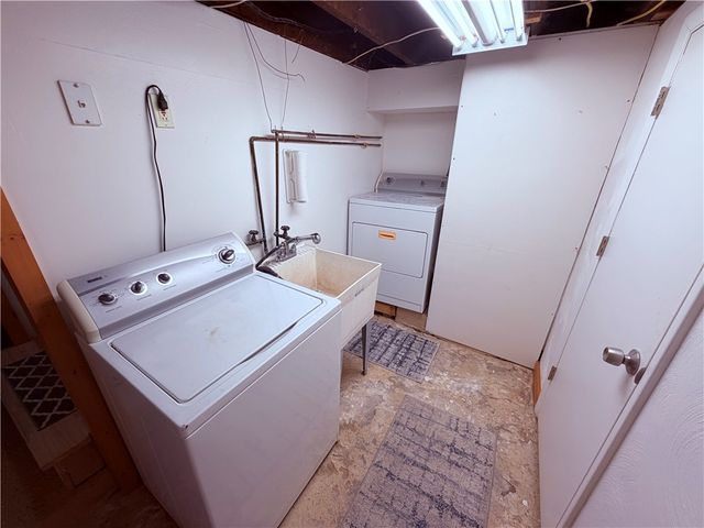 2067 Broadway Ave, Hempfield Twp, PA 15601