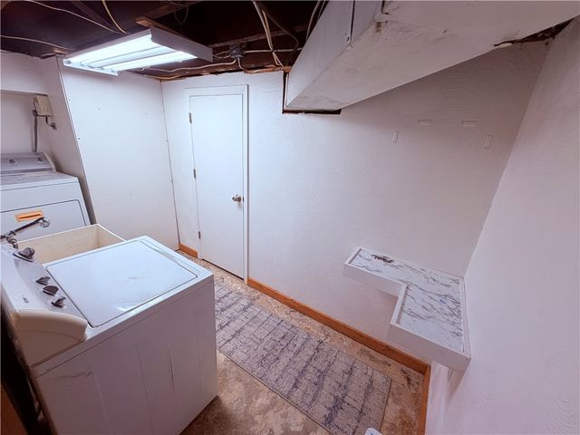 2067 Broadway Ave, Hempfield Twp, PA 15601