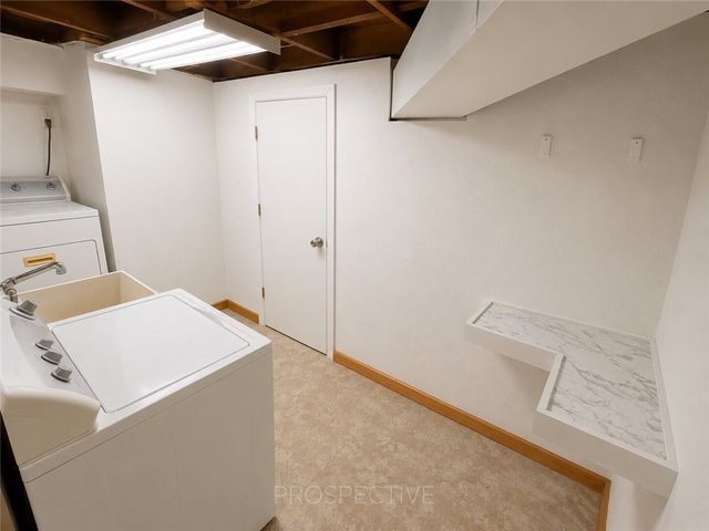 2067 Broadway Ave, Hempfield Twp, PA 15601