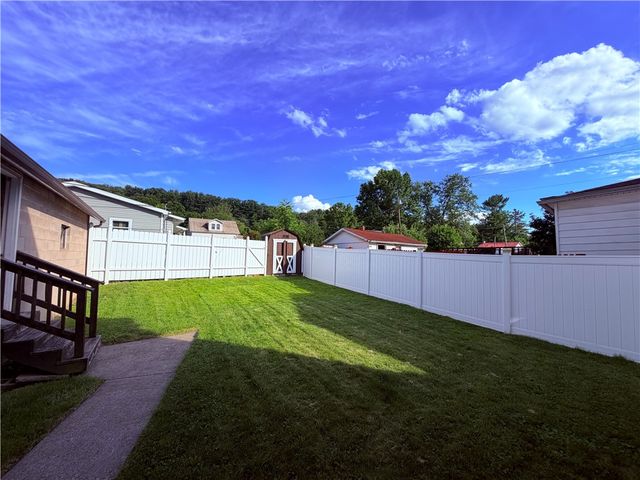 2067 Broadway Ave, Hempfield Twp, PA 15601