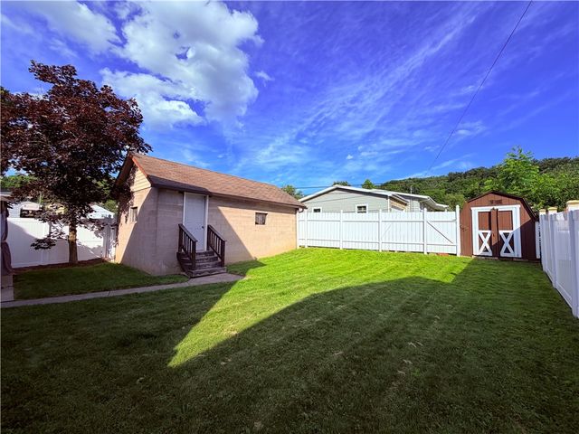 2067 Broadway Ave, Hempfield Twp, PA 15601