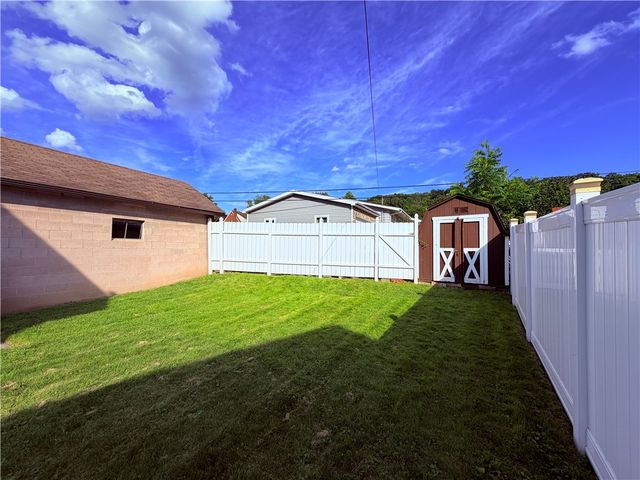 2067 Broadway Ave, Hempfield Twp, PA 15601