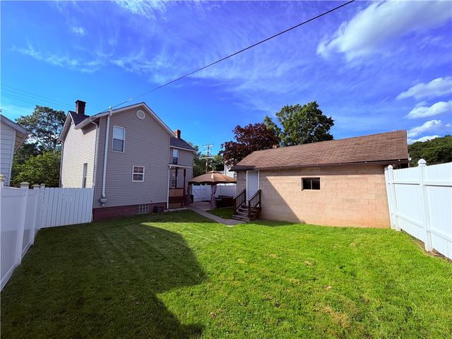2067 Broadway Ave, Hempfield Twp, PA 15601