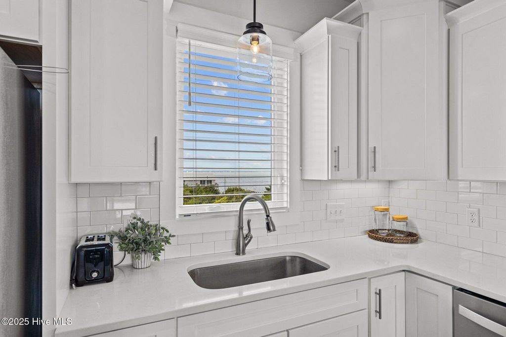 Image 13 of property listing at 1903 Emerald Drive, Emerald Isle, NC 28594