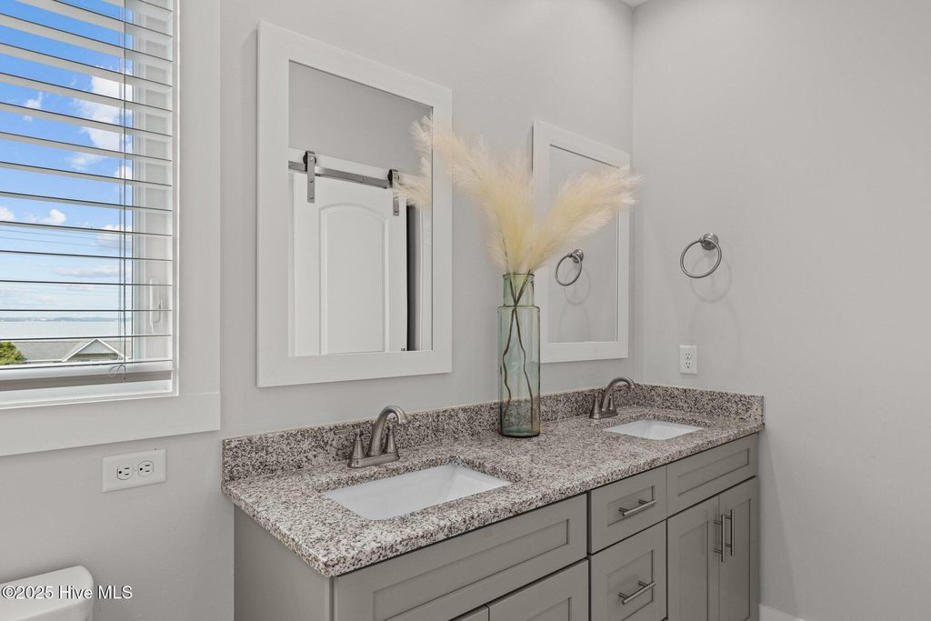 Image 18 of property listing at 1903 Emerald Drive, Emerald Isle, NC 28594